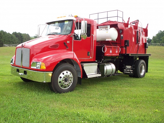 Термос-бункер для горячего асфальта на базе грузовика RC8-T - 8 тонн для горячего асфальта